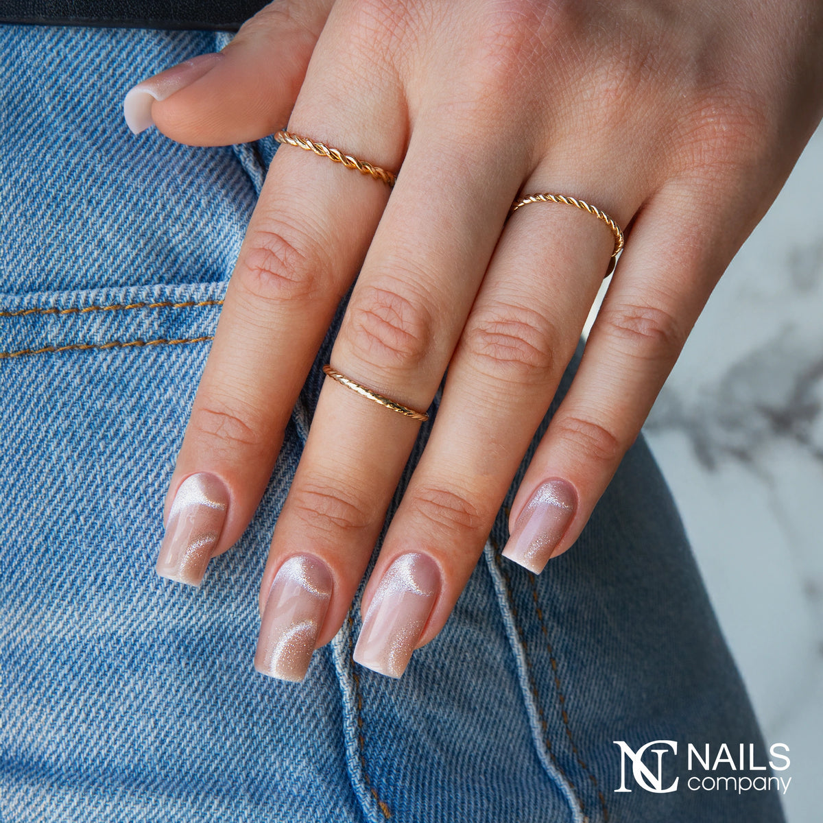 Exemple de pose d’ongles illustrant l’utilisation de l’aimant circulaire Nails Company pour les effets Cat Eye