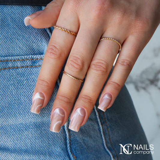 Exemple de pose d’ongles illustrant l’utilisation de l’aimant circulaire Nails Company pour les effets Cat Eye