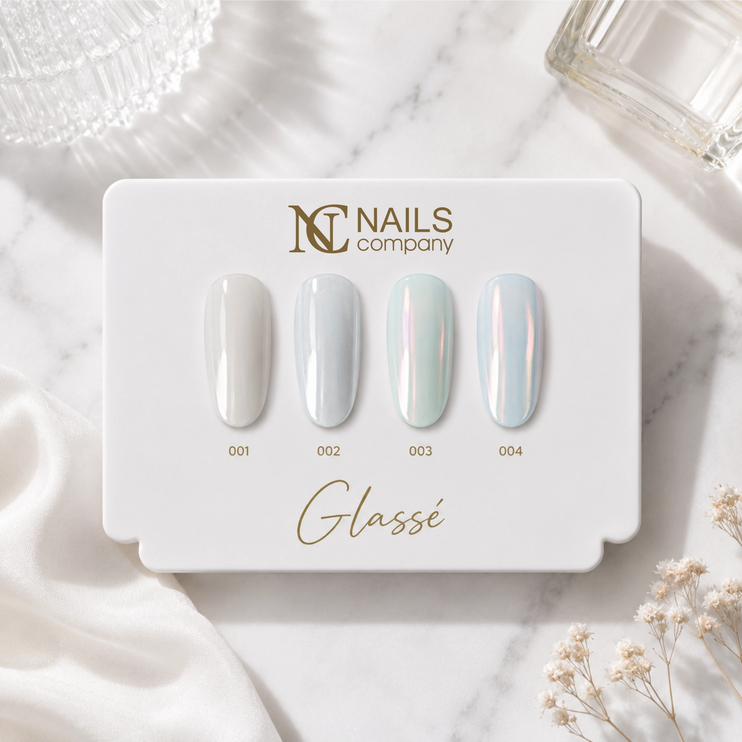 Collection Glassé de Nails Company avec quatre pigments présentés sur des tips