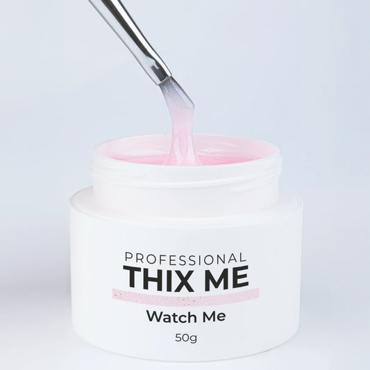 Pot ouvert du gel de construction Thix Me Watch Me de Nails Company avec un pinceau tirant la matière