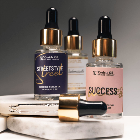Huiles à cuticules Success et Street Style présentées ensemble en composition, toutes deux dotées d’un embout compte-gouttes pour une application précise