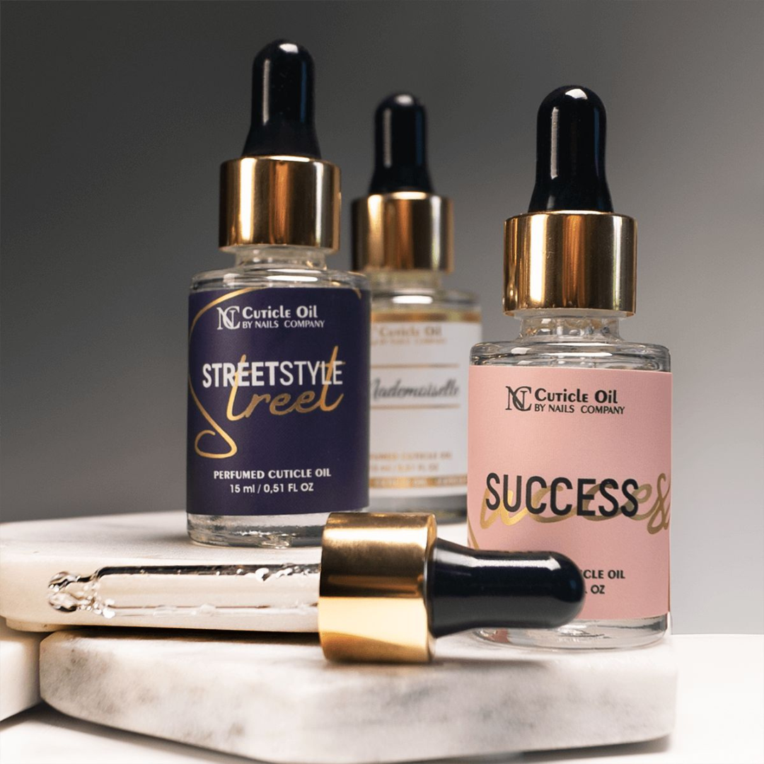 Huiles à cuticules Success et Street Style présentées ensemble en composition, toutes deux dotées d’un embout compte-gouttes pour une application précise