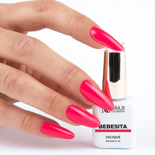 Vernis semi permanent Bebesita Nails Company tenu en main avec couleur rose framboise visible.