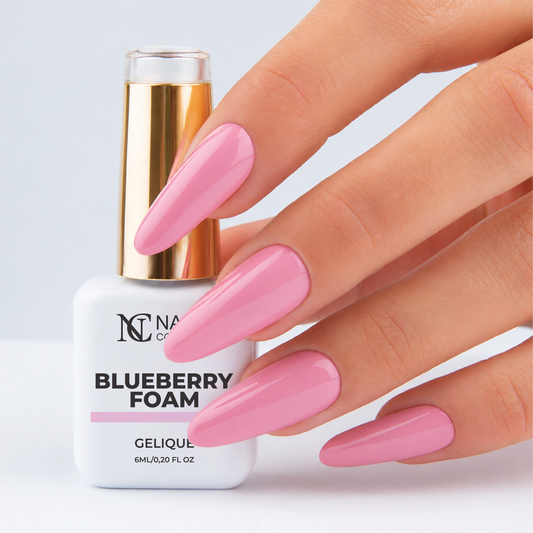 Main tenant le flacon de vernis semi-permanent Blueberry Foam de Nails Company, collection Pick Your Autumn Drink