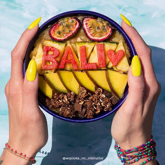 Manucure réalisée avec le vernis semi permanent Caipirinha Bali Nails Company jaune néon.