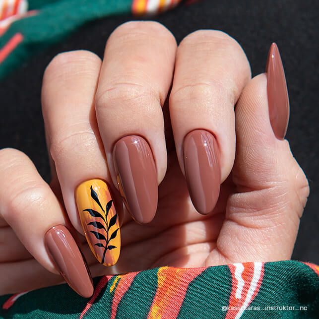 Manucure avec nail art réalisée au vernis semi permanent Canollo Nails Company orange chaud.