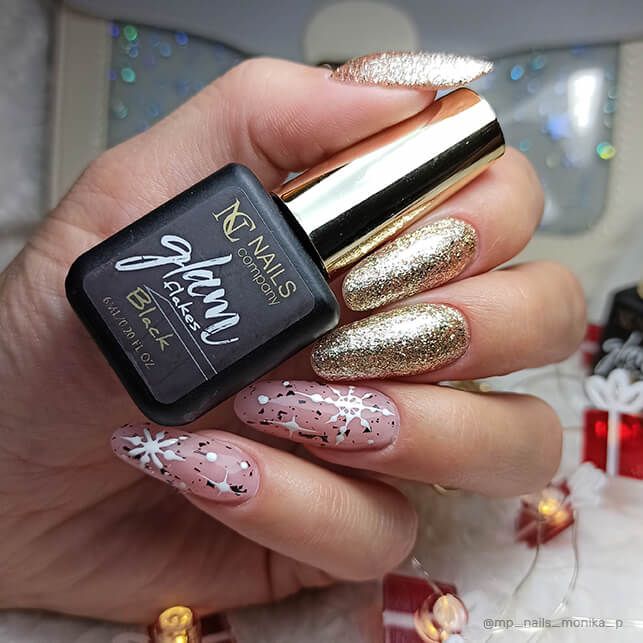 Manucure avec nail art réalisée au vernis semi permanent Glam Flakes Black Nails Company flakes noirs.