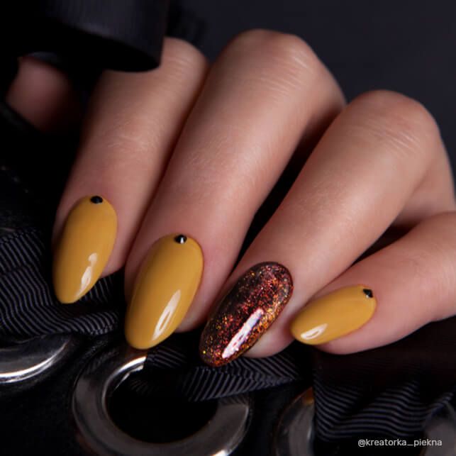 Exemple de nail art avec le vernis semi-permanent Glam Flakes Cytryn de Nails Company, collection Glam