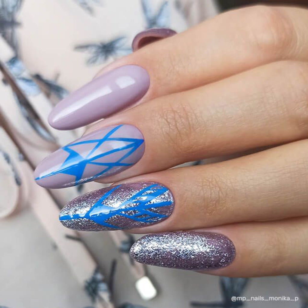 Exemple de nail art avec le vernis semi-permanent Glam Stars 1002 de Nails Company, collection Glam Stars
