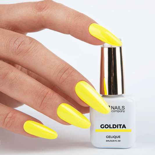 Vernis semi permanent Goldita Nails Company tenu en main avec couleur jaune néon visible.