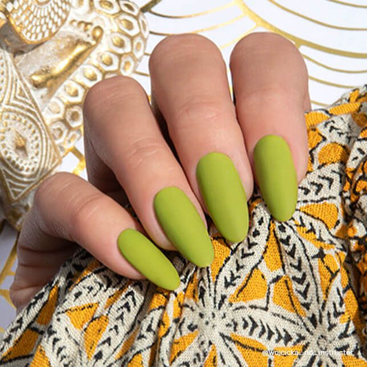 Manucure réalisée avec le vernis semi permanent Jungle Bali Nails Company vert tropical.