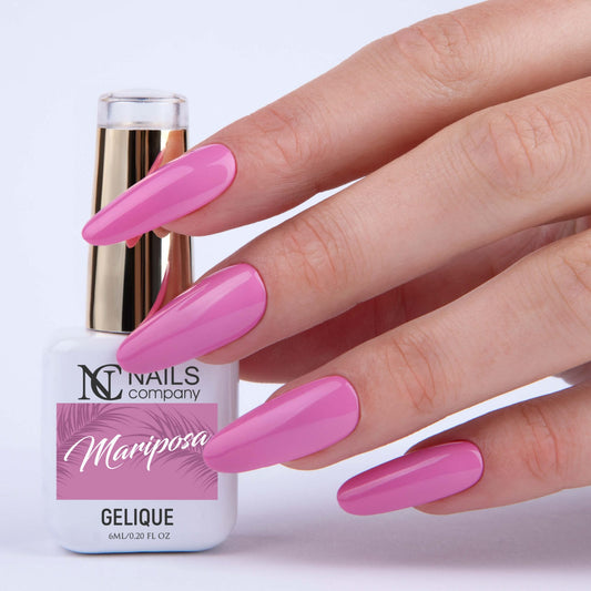 Vernis semi-permanent Mariposa de Nails Company en flacon tenu en main, teinte rose pâle aux sous-tons chauds