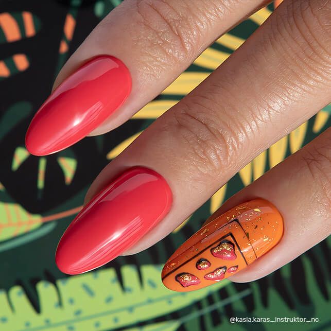 Manucure avec nail art réalisée au vernis semi permanent Martorana Nails Company rouge rosé.