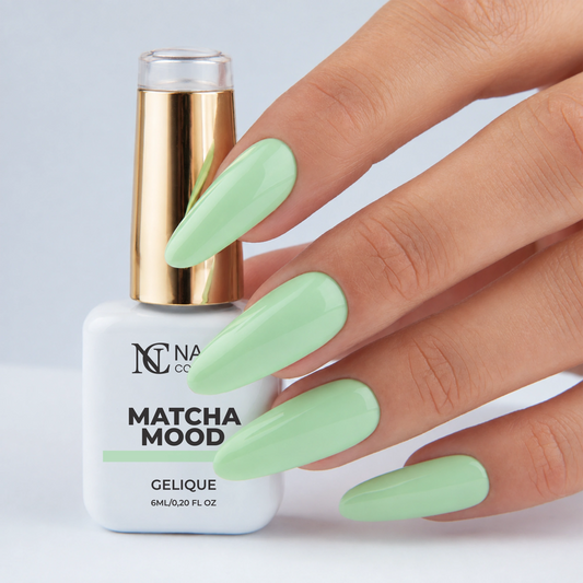 Main tenant le flacon de vernis semi-permanent Matcha Mood de Nails Company, collection Pick Your Autumn Drink
