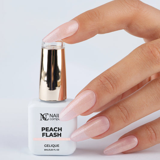 Main tenant le flacon de vernis semi-permanent Peach Flash de Nails Company, collection Choose Your Mood