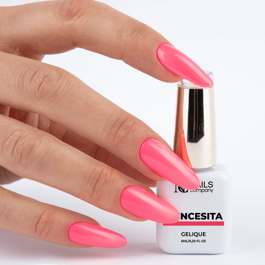 Vernis semi permanent Princesita Nails Company tenu en main avec couleur rose clair visible.