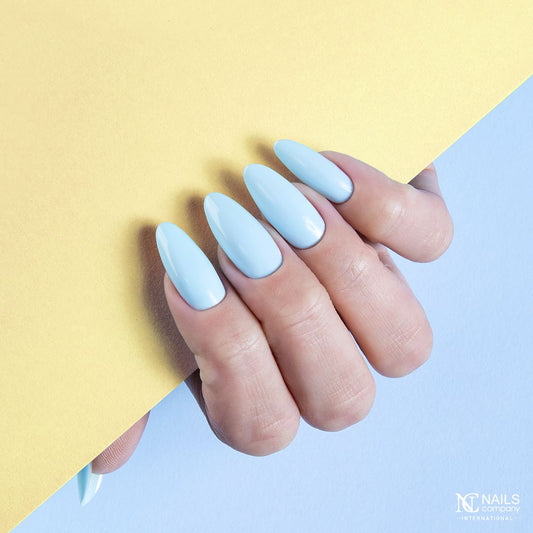 Manucure réalisée avec vernis semi permanent Roula Nails Company bleu pastel doux.