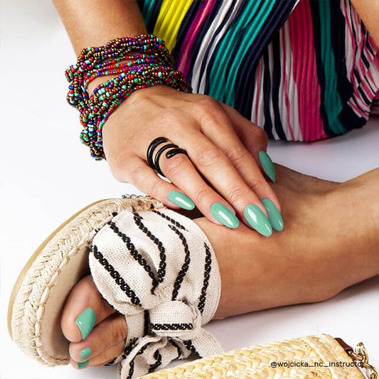 Manucure réalisée avec le vernis semi permanent Snake Bali Nails Company menthe claire.