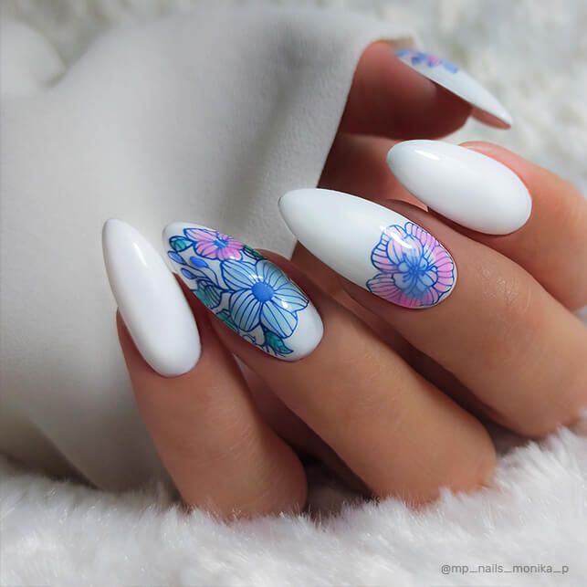 Pose d’ongles avec vernis semi permanent White Angel Nails Company blanc couvrant utilisé en nail art.