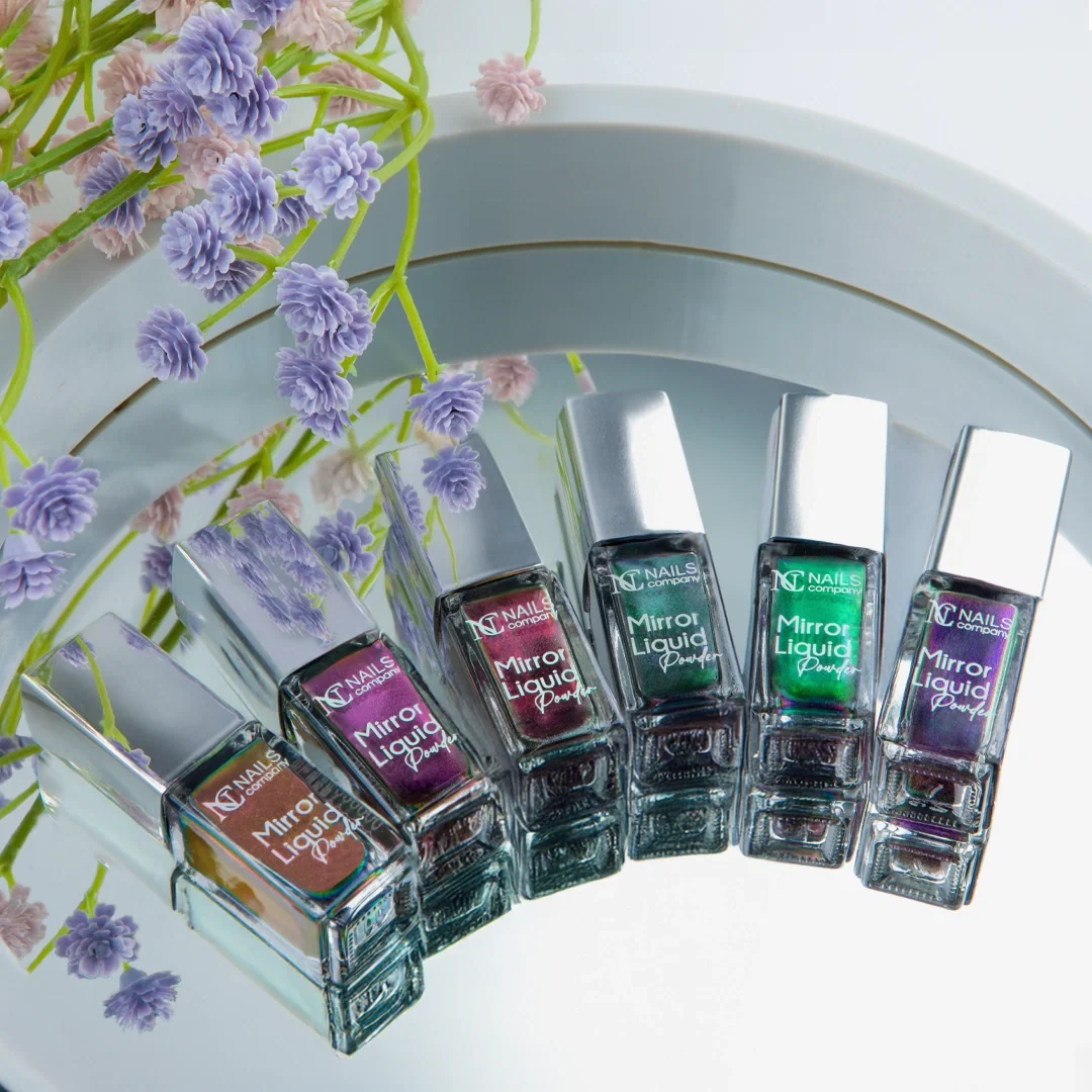 Collection Mirror Liquid Powder Nails Company avec les 6 flacons aux différents effets chrome visibles.