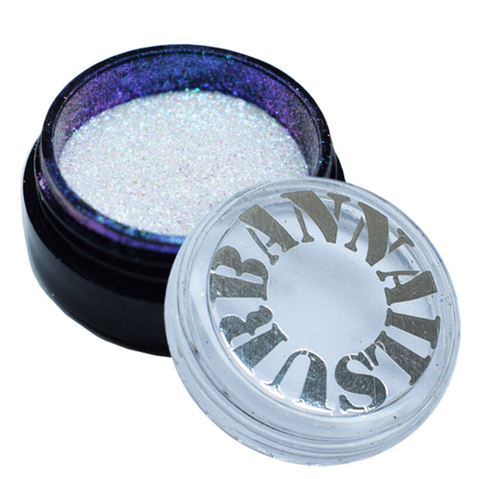 Poudre Aurora Pigment 5 d’Urban Nails, pigment chrome effet aurora à reflets changeants appliqué sur gel polish foncé