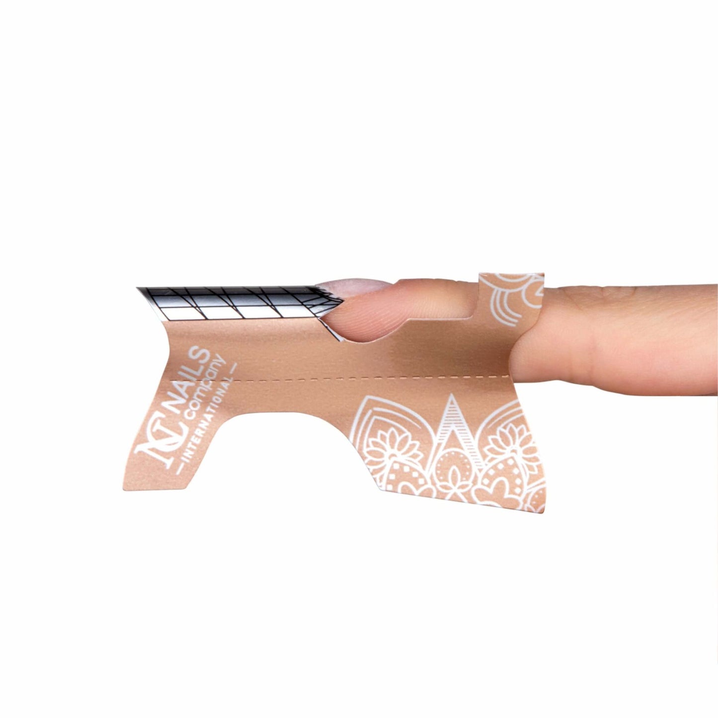 Chablon Rose Gold Nails Company posé sur doigt pour extension d’ongle en gel ou acrygel.