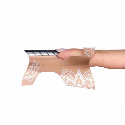 Chablon Rose Gold Nails Company posé sur doigt pour extension d’ongle en gel ou acrygel.