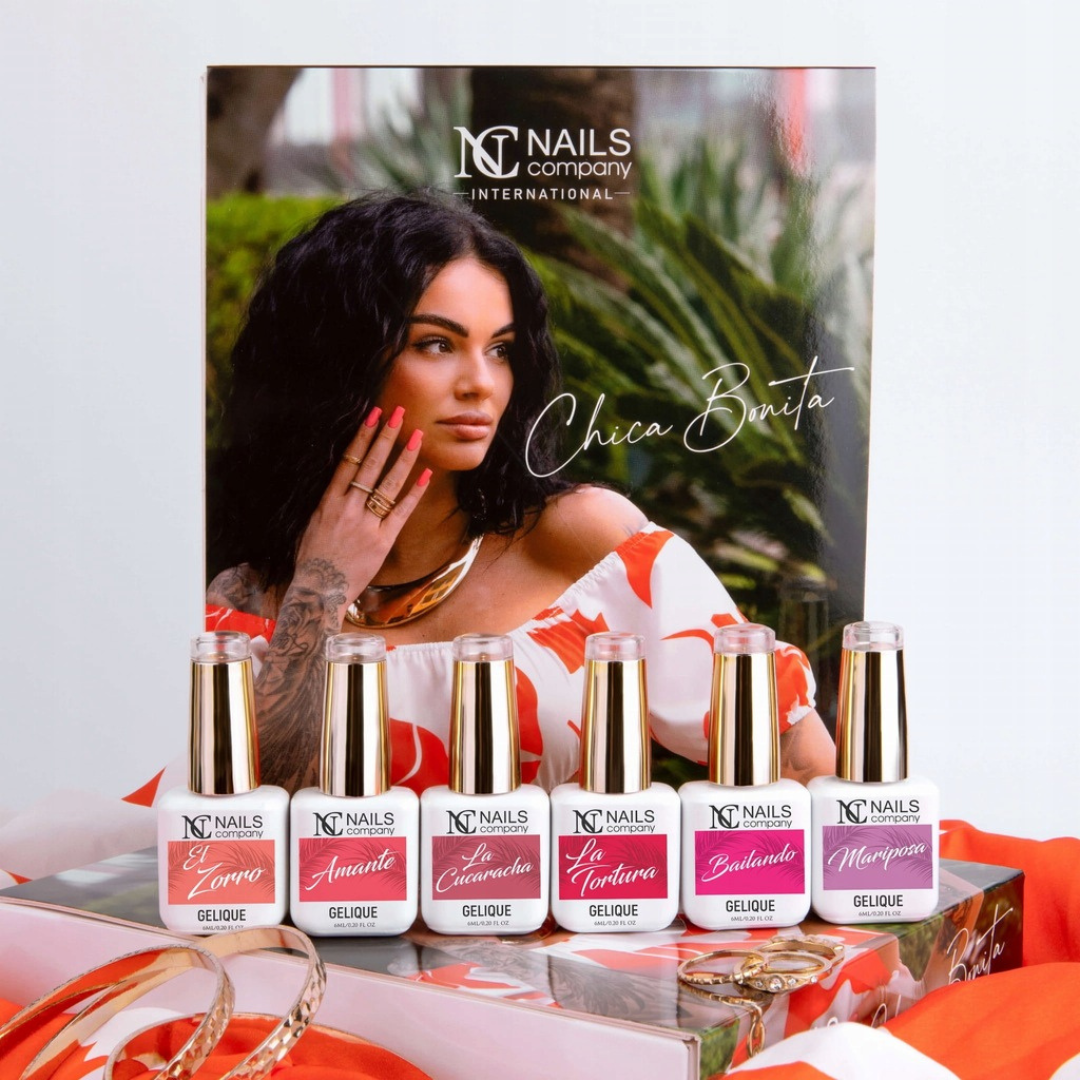 Coffret Chica Bonita de Nails Company présentant l’ensemble des vernis semi-permanents de la collection aux teintes chaudes visibles hors coffret