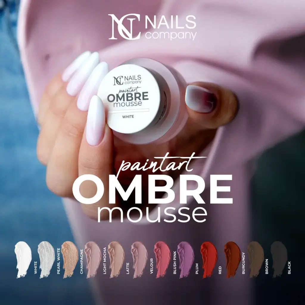Main avec manucure et coffret Paintart Ombre Mousse Nails Company avec toutes les teintes visibles.