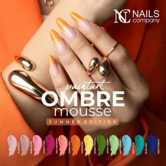 Main avec manucure et coffret Paintart Ombre Mousse Summer Edition Nails Company avec toutes les teintes visibles.