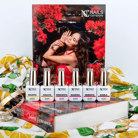 Coffret Vamos LatinoAmor Nails Company avec flacons et vernis semi permanent aux couleurs vives visibles.