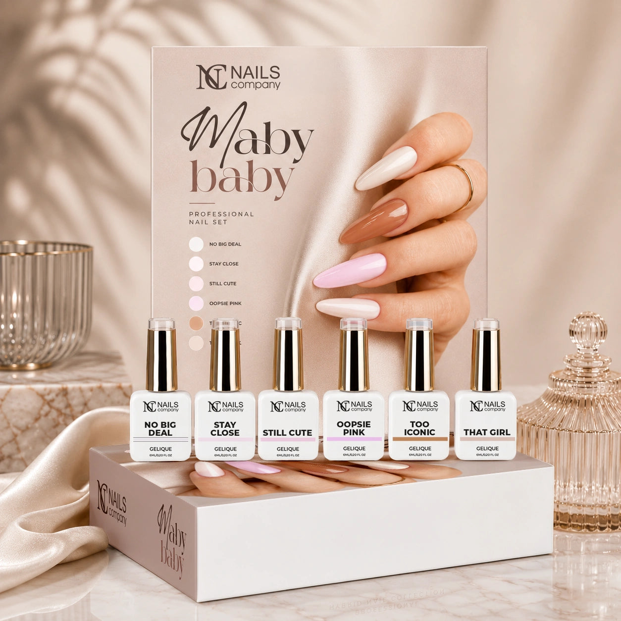 Coffret Maby Baby de Nails Company avec les six couleurs déposées dessus et un autre coffret placé à côté