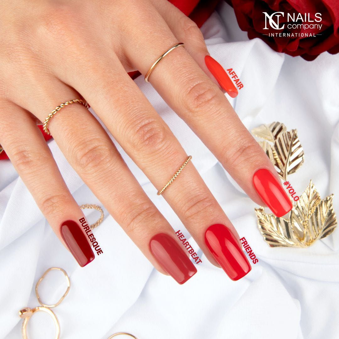 Collection Infinity Nails Company appliquée sur une main avec toutes les couleurs visibles.