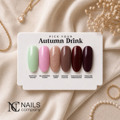 Tips des six couleurs du coffret Pick Your Autumn Drink de Nails Company présentés sur un nuancier