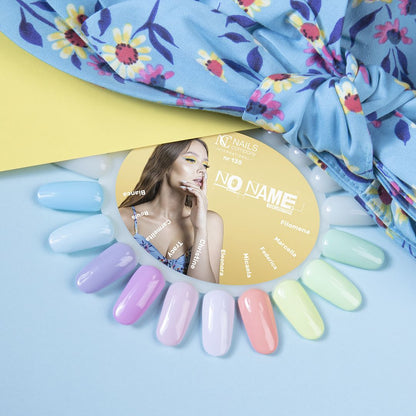 Collection No Name Nails Company avec plusieurs vernis semi permanent présentés sur tips aux différentes couleurs pastel.