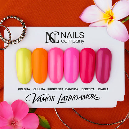 Collection Vamos LatinoAmor Nails Company avec vernis semi permanent présentés sur tips aux couleurs vibrantes.