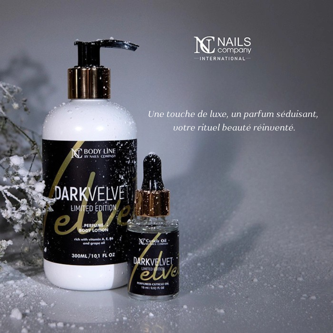Huile à cuticules Dark Velvet accompagnée de la crème pour le corps assortie, mise en scène mettant en valeur la senteur élégante et l’édition limitée