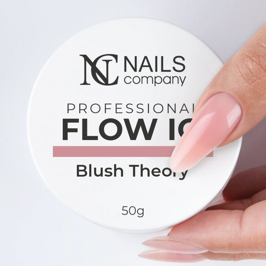 Main tenant le Flow IQ Blush Theory Nails Company avec pot fermé rose chaud.