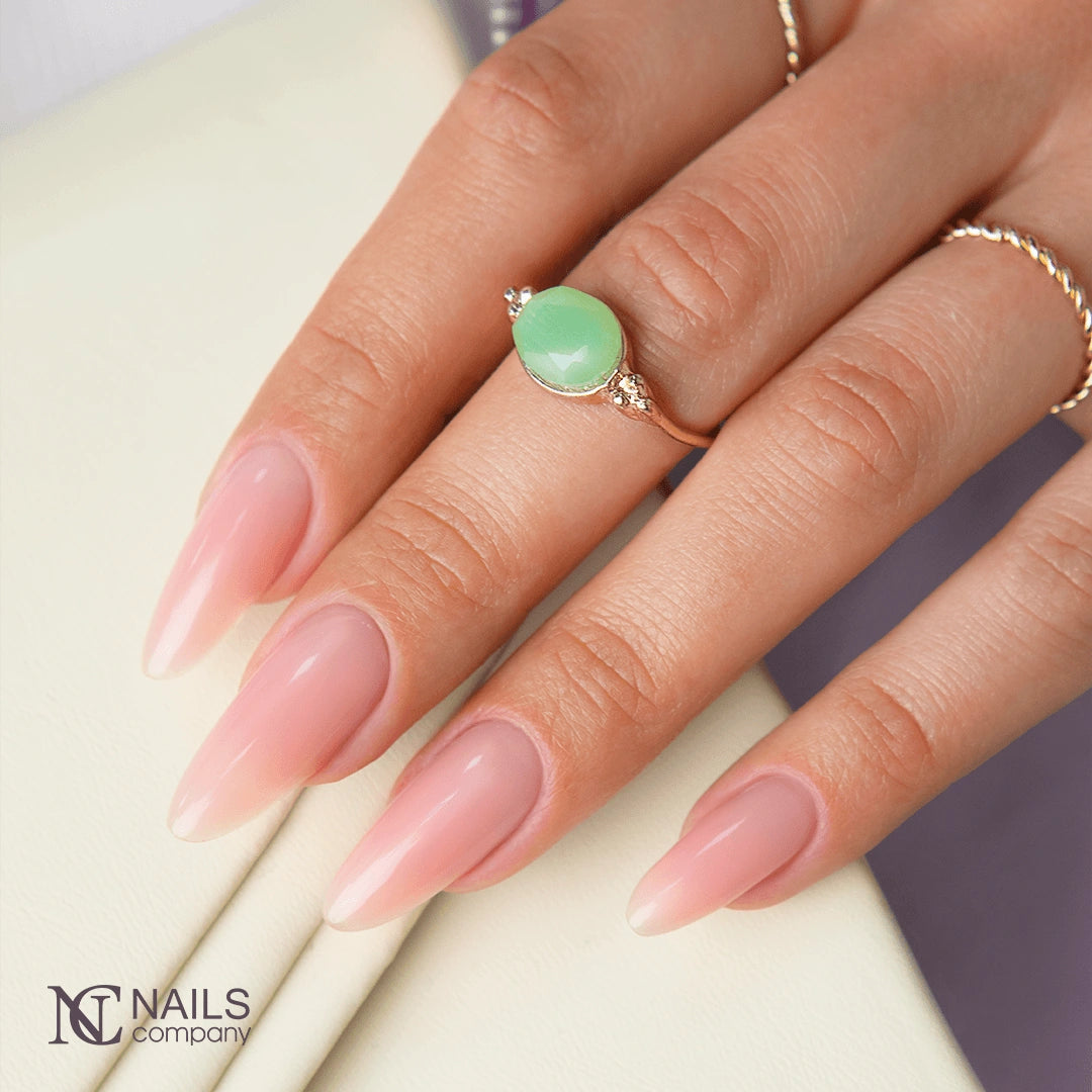 Manucure réalisée avec le gel Flow IQ Blush Theory Nails Company rose chaud couvrant.