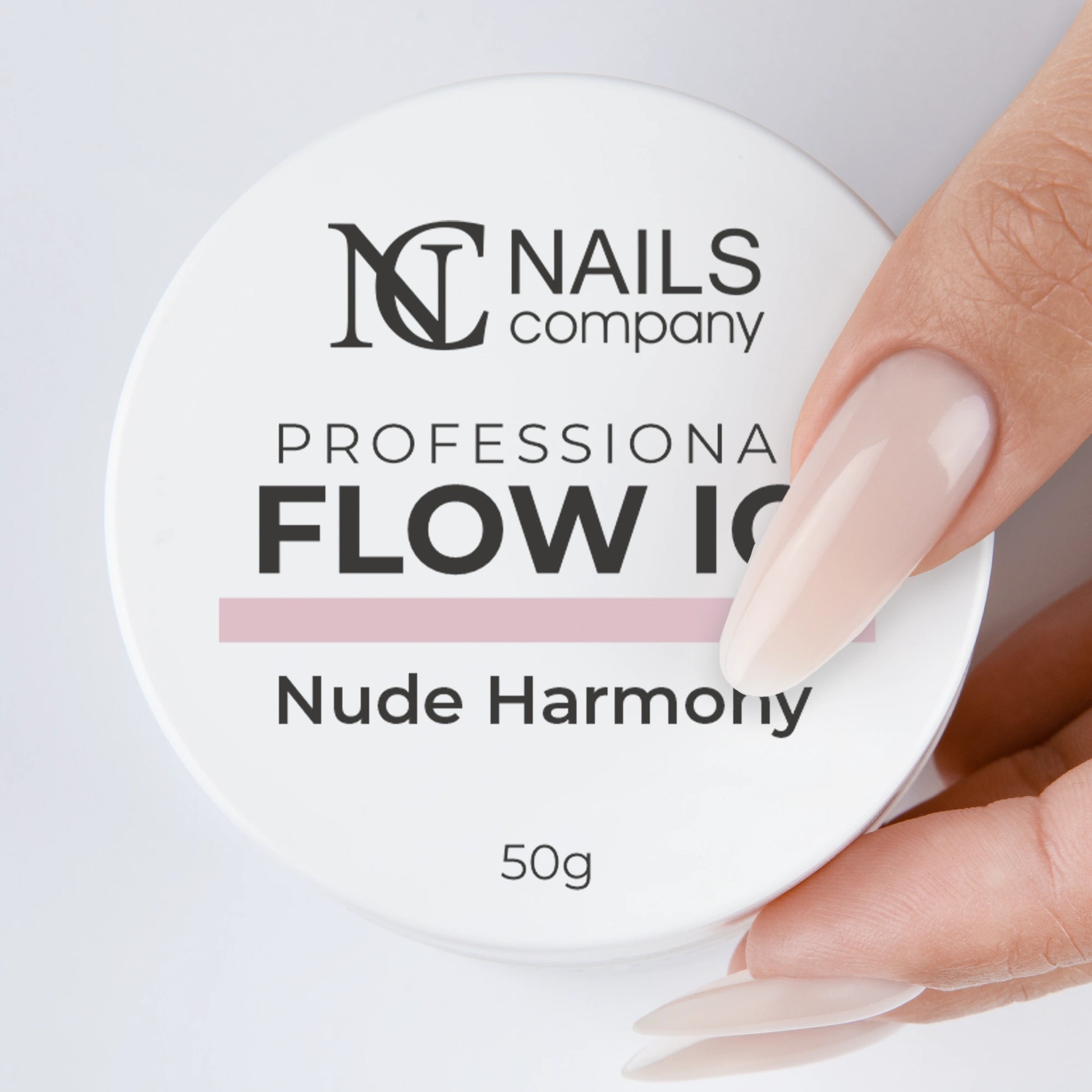 Main tenant le Flow IQ Nude Harmony Nails Company avec pot fermé beige grisé.
