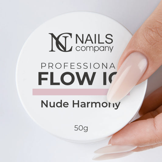 Main tenant le Flow IQ Nude Harmony Nails Company avec pot fermé beige grisé.