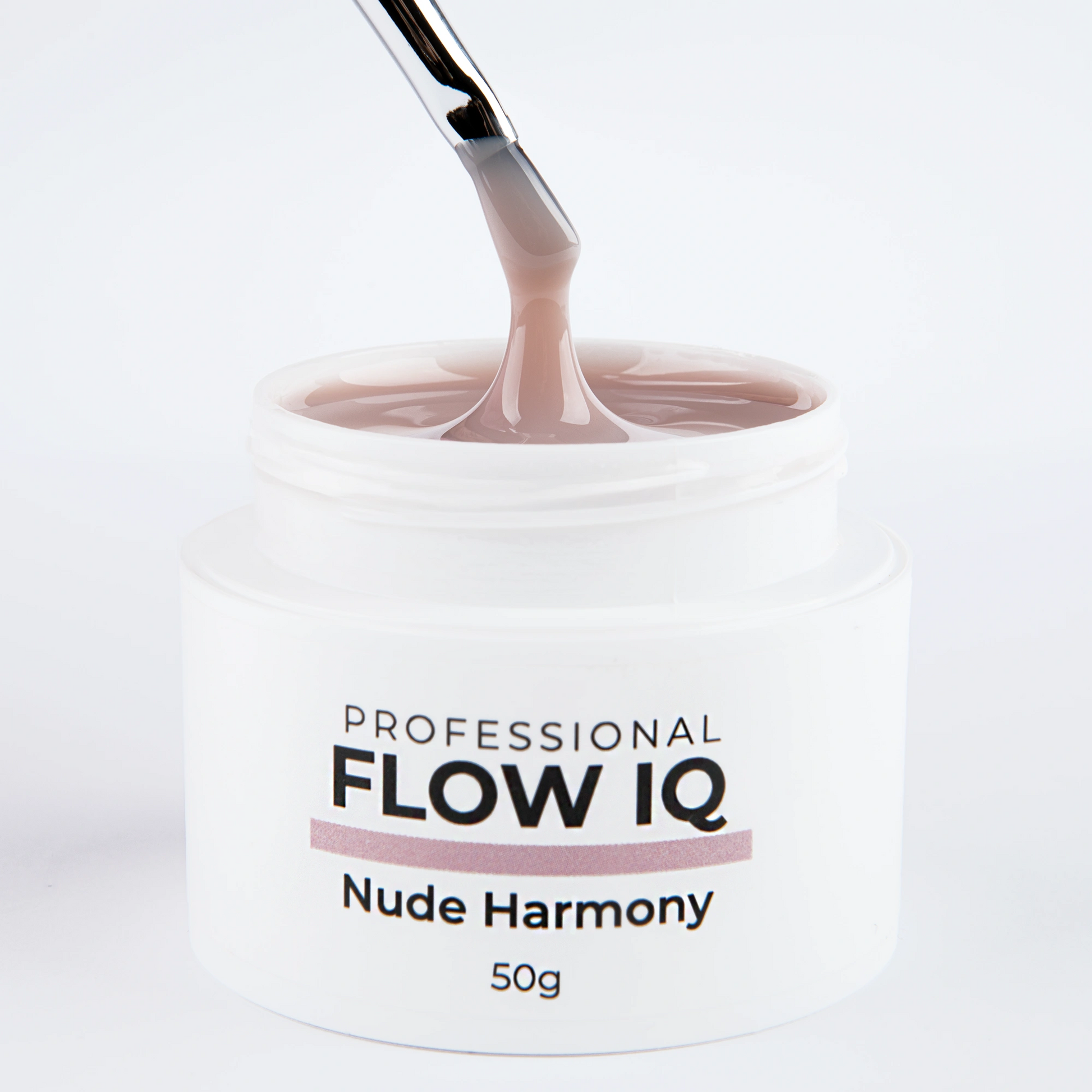 Pinceau tirant la matière du gel Flow IQ Nude Harmony Nails Company avec texture auto égalisante visible.