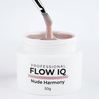 Pinceau tirant la matière du gel Flow IQ Nude Harmony Nails Company avec texture auto égalisante visible.