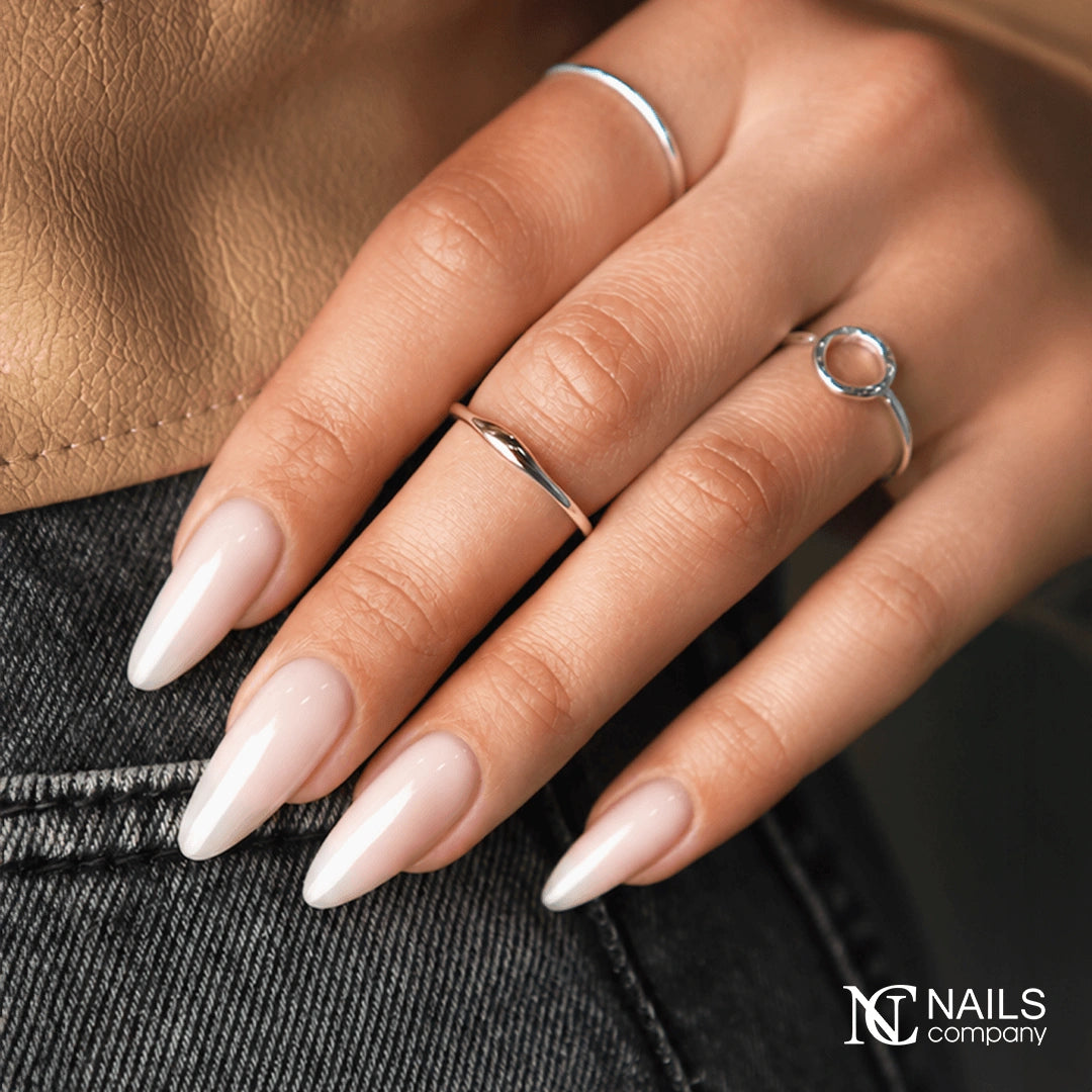 Manucure réalisée avec le gel Flow IQ Nude Harmony Nails Company beige grisé couvrant.