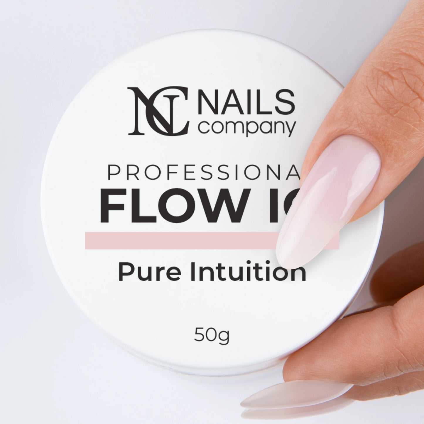 Main tenant le Flow IQ Pure Intuition Nails Company avec pot fermé blanc laiteux.
