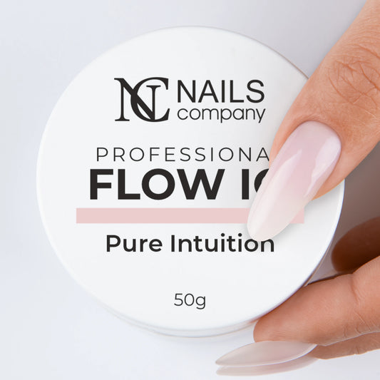 Main tenant le Flow IQ Pure Intuition Nails Company avec pot fermé blanc laiteux.