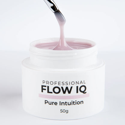 Pinceau tirant la matière du gel Flow IQ Pure Intuition Nails Company avec texture auto égalisante visible.