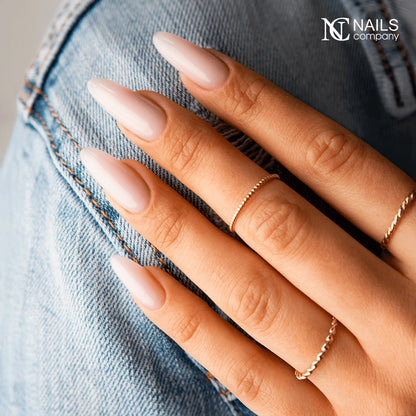 Manucure réalisée avec le gel Flow IQ Pure Intuition Nails Company blanc laiteux très clair.