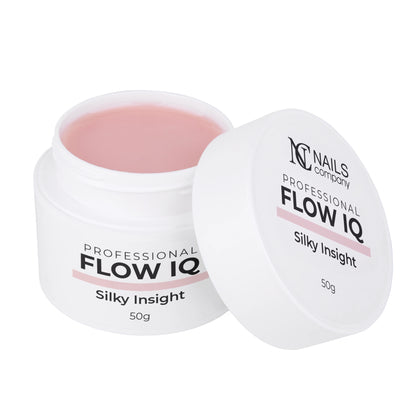 Flow IQ Silky Insight Nails Company pot ouvert avec gel nude chaud aux sous-tons orangés visible.