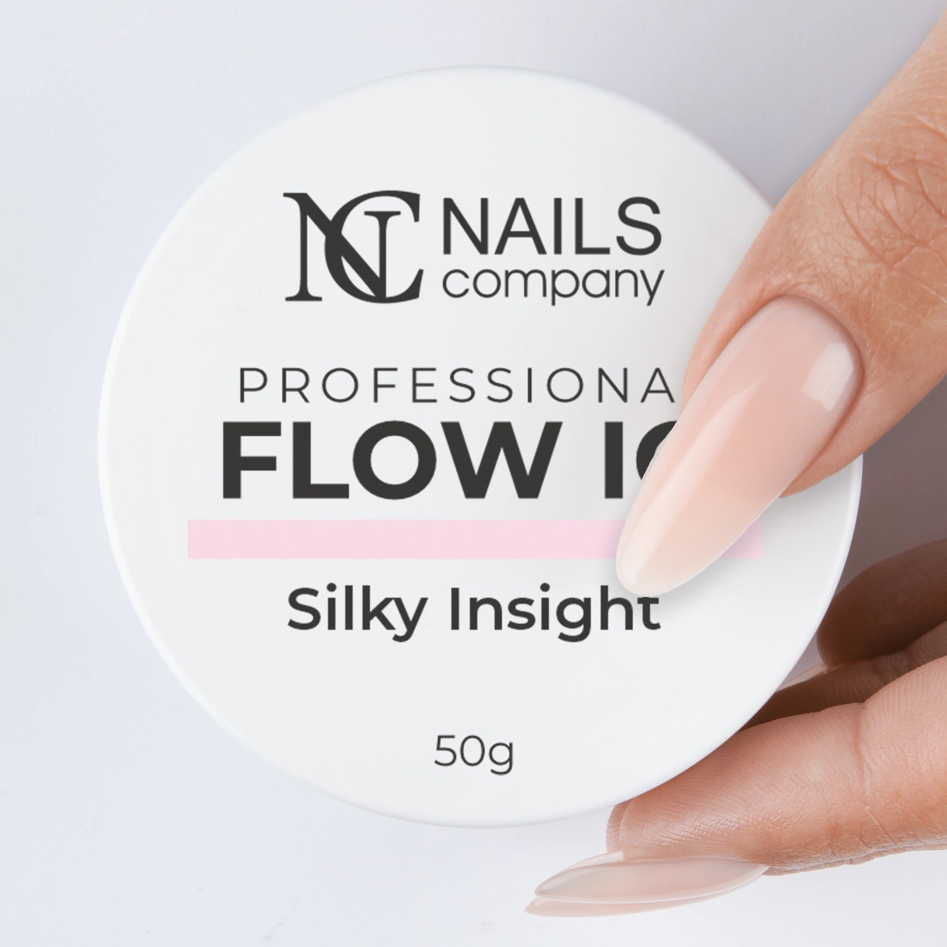Main tenant le Flow IQ Silky Insight Nails Company avec pot fermé nude chaud orangé.